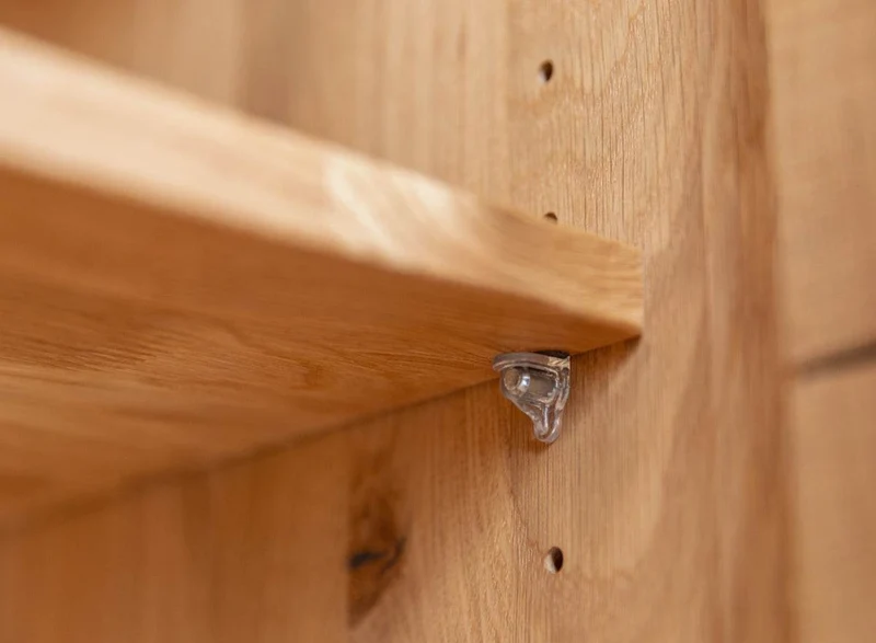 Beleuchtete Standvitrine aus massiver Eiche mit Lamellen | Wohnzimmerschrank Tirano II mit Rückwand in grober Holzstruktur