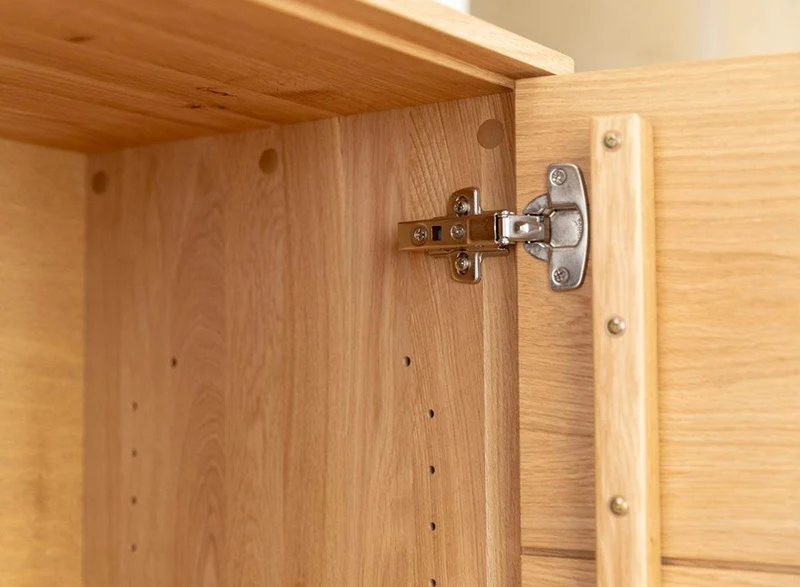 Beleuchtete Standvitrine aus massiver Eiche mit Lamellen | Wohnzimmerschrank Tirano II mit Rückwand in grober Holzstruktur