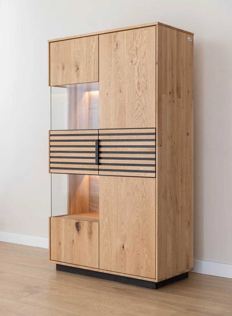 Beleuchtete Standvitrine aus massiver Eiche mit Lamellen | Wohnzimmerschrank Tirano II mit Rückwand in grober Holzstruktur
