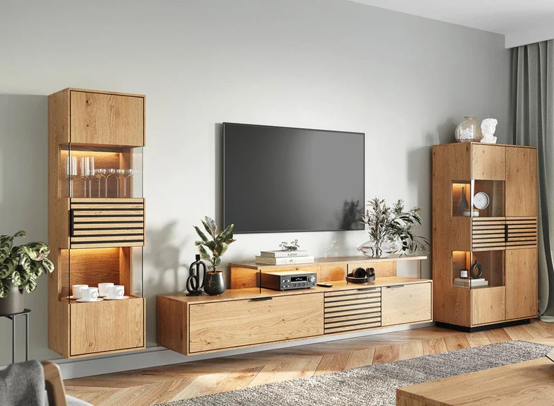 Beleuchtete Standvitrine aus massiver Eiche mit Lamellen | Vitrine Tirano II mit Rückwand in grober Holzstruktur