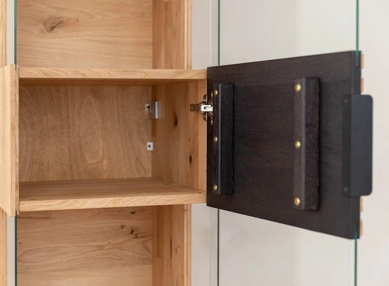 Beleuchtete Standvitrine aus massiver Eiche mit Lamellen | Vitrine Tirano II mit Rückwand in grober Holzstruktur