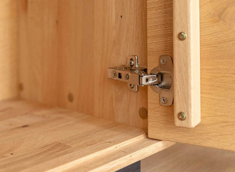 Beleuchtetes Sideboard aus massiver Eiche | Kommode Tirano I mit Rückwand in grober Holzstruktur