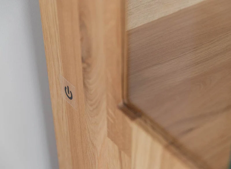 Beleuchtete Standvitrine aus massiver Eiche | Wohnzimmerschrank Tirano I mit Rückwand in grober Holzstruktur