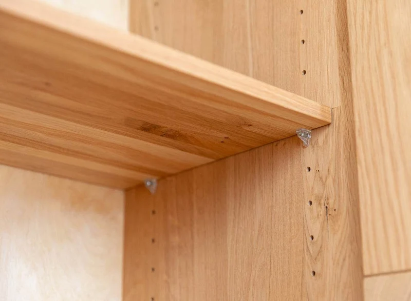 Beleuchtete Standvitrine aus massiver Eiche | Wohnzimmerschrank Tirano I mit Rückwand in grober Holzstruktur