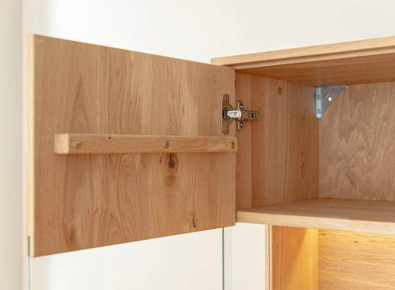 Beleuchtete Standvitrine aus massiver Eiche | Wohnzimmerschrank Tirano I mit Rückwand in grober Holzstruktur