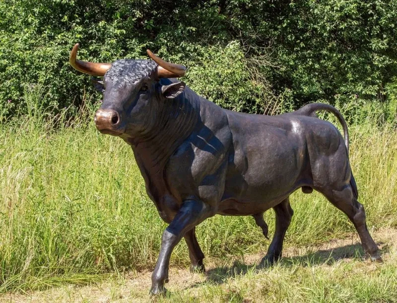 Casa Padrino Luxus Bronze Deko Skulptur Stier 295 x 86 x H. 160 cm - Riesiege Bronze Skulptur - Lebensgroße Tierfigur - XXL Bronze Stier Figur - XXL Garten Skulptur - Luxus Garten Deko