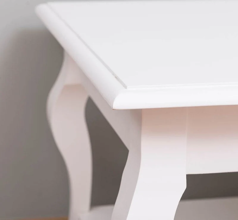 Couchtisch aus Massivholz mit geschwungenen Beinen