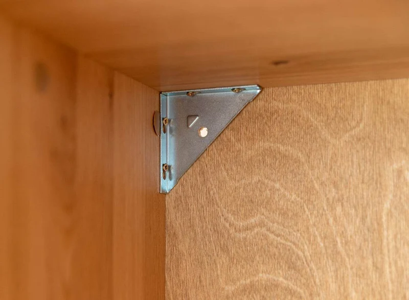 Beleuchtete Standvitrine aus massiver Eiche | Vitrine Tirano I mit Rückwand in grober Holzstruktur
