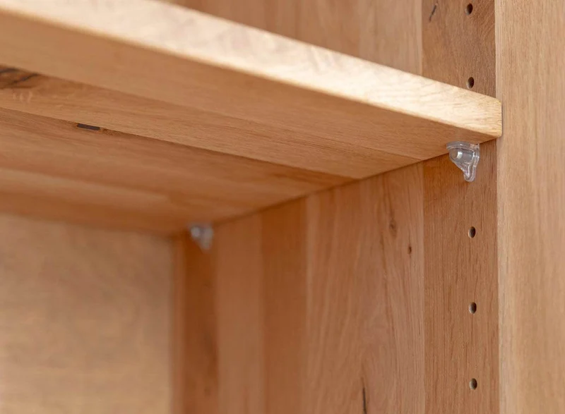 Beleuchtete Standvitrine aus massiver Eiche | Vitrine Tirano I mit Rückwand in grober Holzstruktur