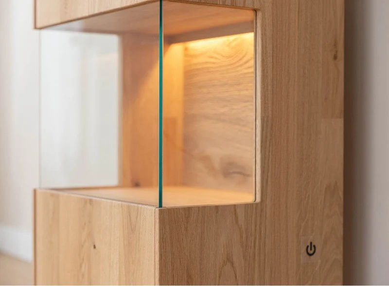 Beleuchtete Standvitrine aus massiver Eiche | Vitrine Tirano I mit Rückwand in grober Holzstruktur