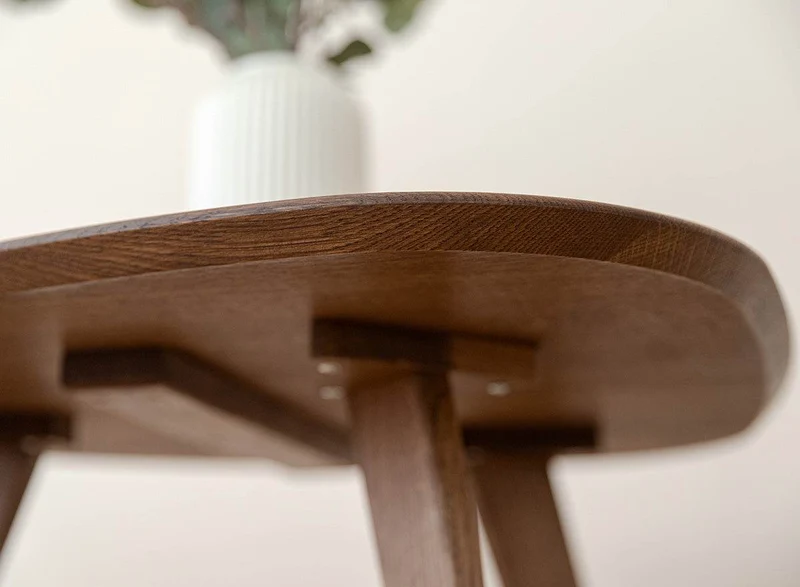 Minimalistischer Couchtisch aus massiver Eiche | Ovaler Beistelltisch Orbetello Tabacco in zwei Größen