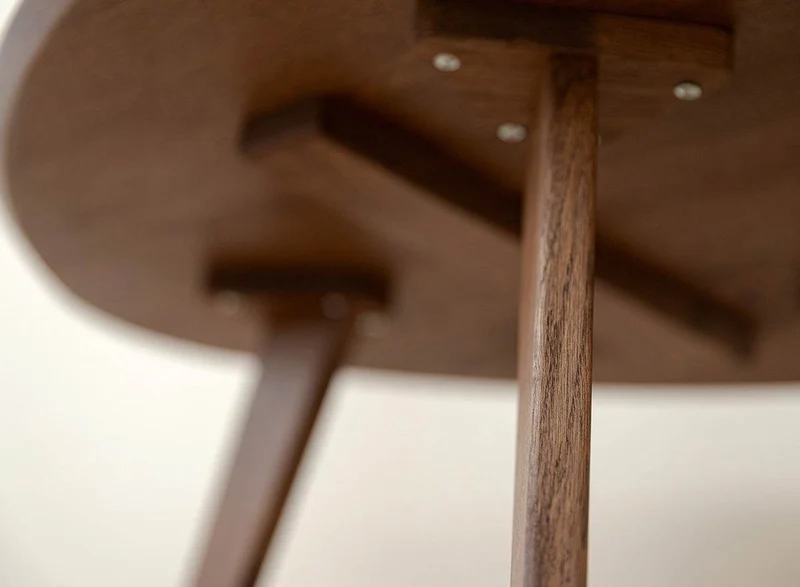 Minimalistischer Couchtisch aus massiver Eiche | Ovaler Beistelltisch Orbetello Tabacco in zwei Größen