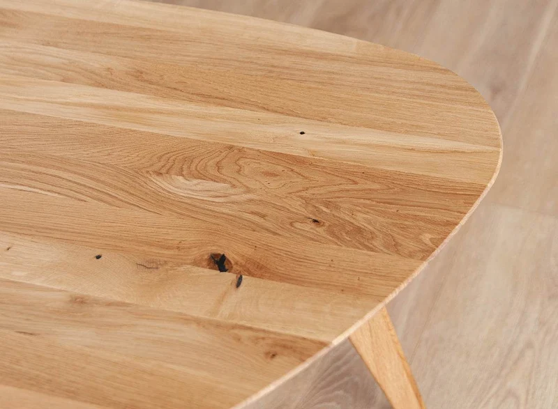 Minimalistischer Couchtisch aus massiver Eiche | Ovaler Beistelltisch Orbetello in zwei Größen