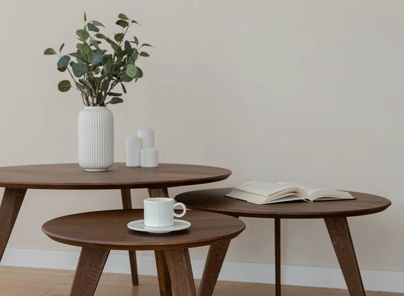 Minimalistischer Couchtisch aus massiver Eiche | Runder Beistelltisch Orbetello Tabacco in drei Größen
