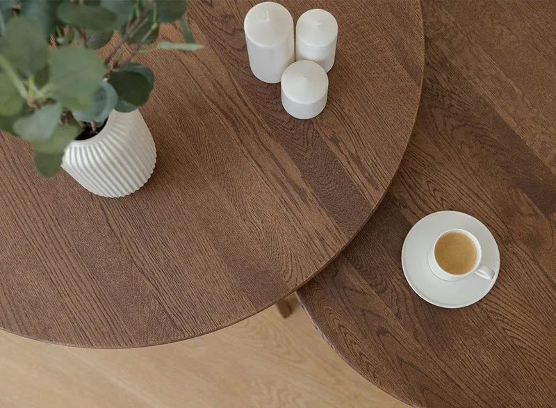 Minimalistischer Couchtisch aus massiver Eiche | Runder Beistelltisch Orbetello Tabacco in drei Größen