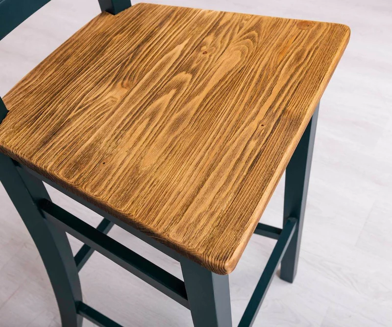 Barhocker mit Lehne aus massiver Pinie