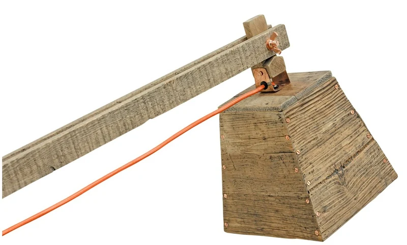 Casa Padrino Kiefernholz Tischleuchte Naturfarben 90 x 30 x H. 105 cm - Luxus Tischlampe mit orangefarbenem Kabel