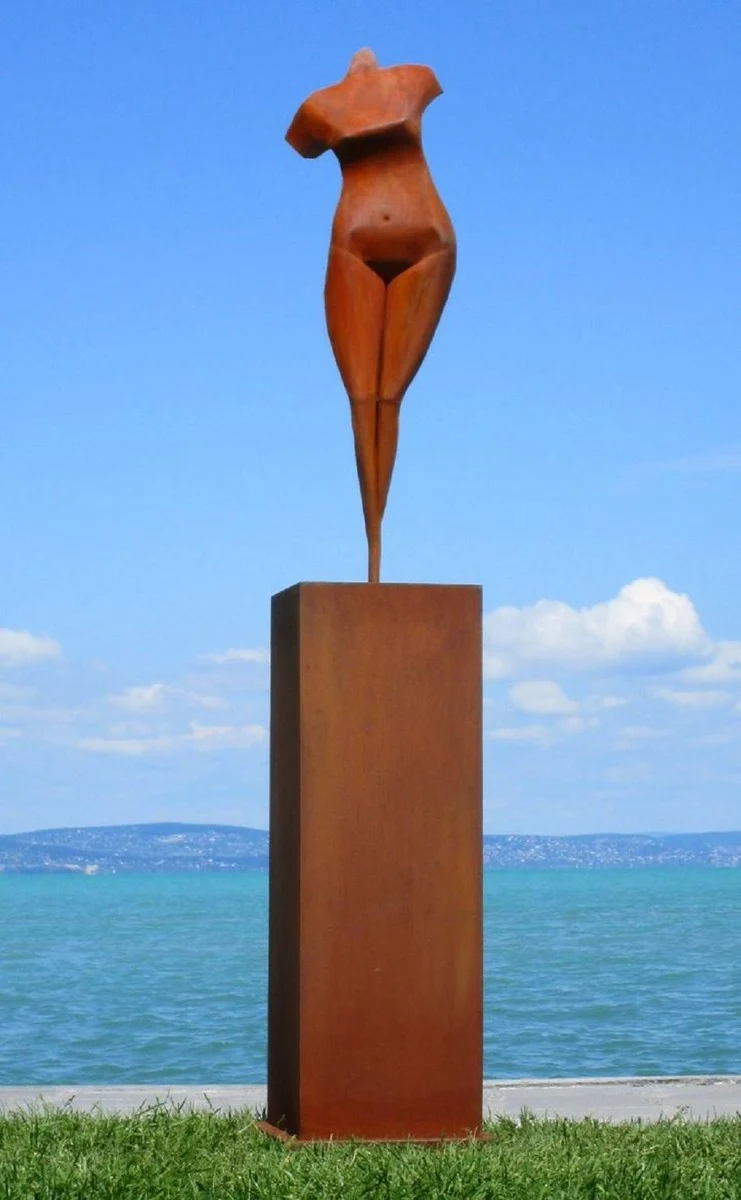 Casa Padrino XXL Garten Deko Metall Skulptur Frau auf Säule Rost H. 205 cm