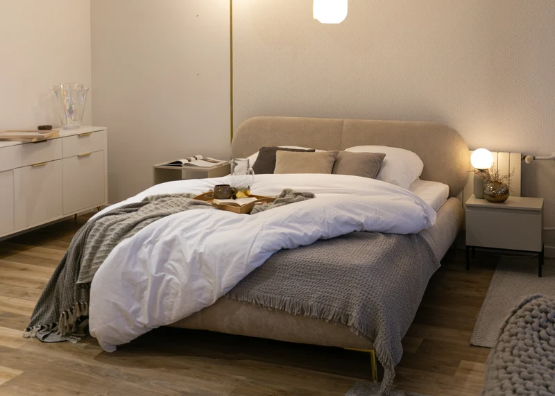 Gepolstertes Bett 160x200 cm Ovalle mit Stauraum, Metallrahmen, beiger Chenille-Stoff, goldene Beine