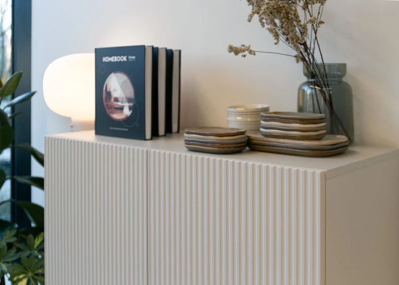 Zweiturige Kommode Veldio mit gefräster Front 90 cm Grau-Beige mit goldenen Beinen
