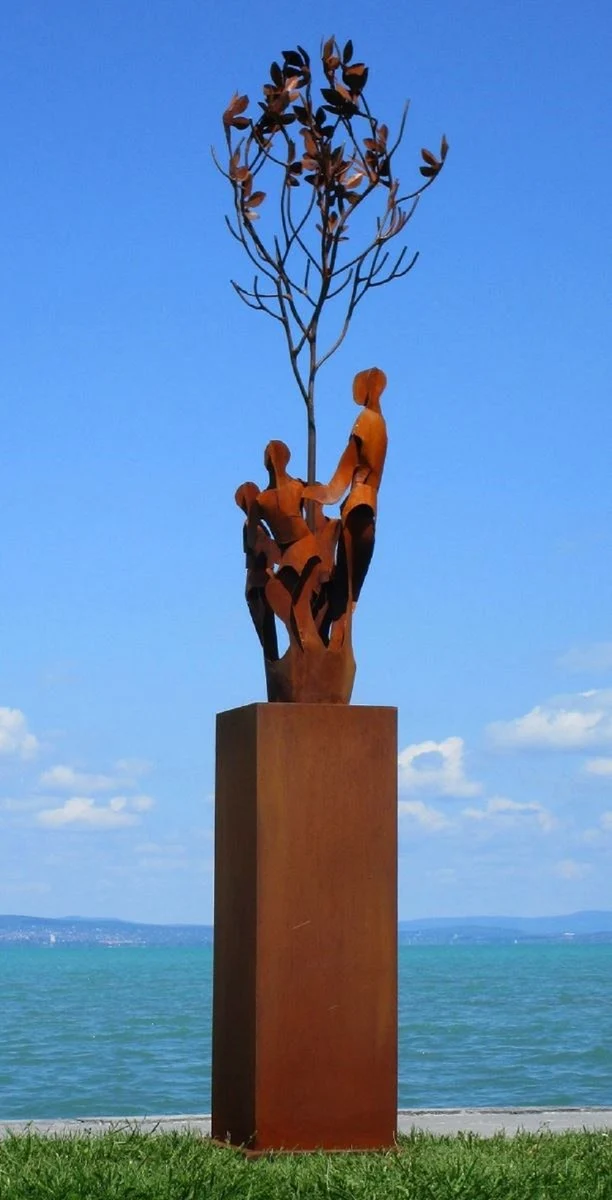 Casa Padrino XXL Garten Deko Metall Skulptur Freunde am Baum auf Säule Rost H. 260 cm
