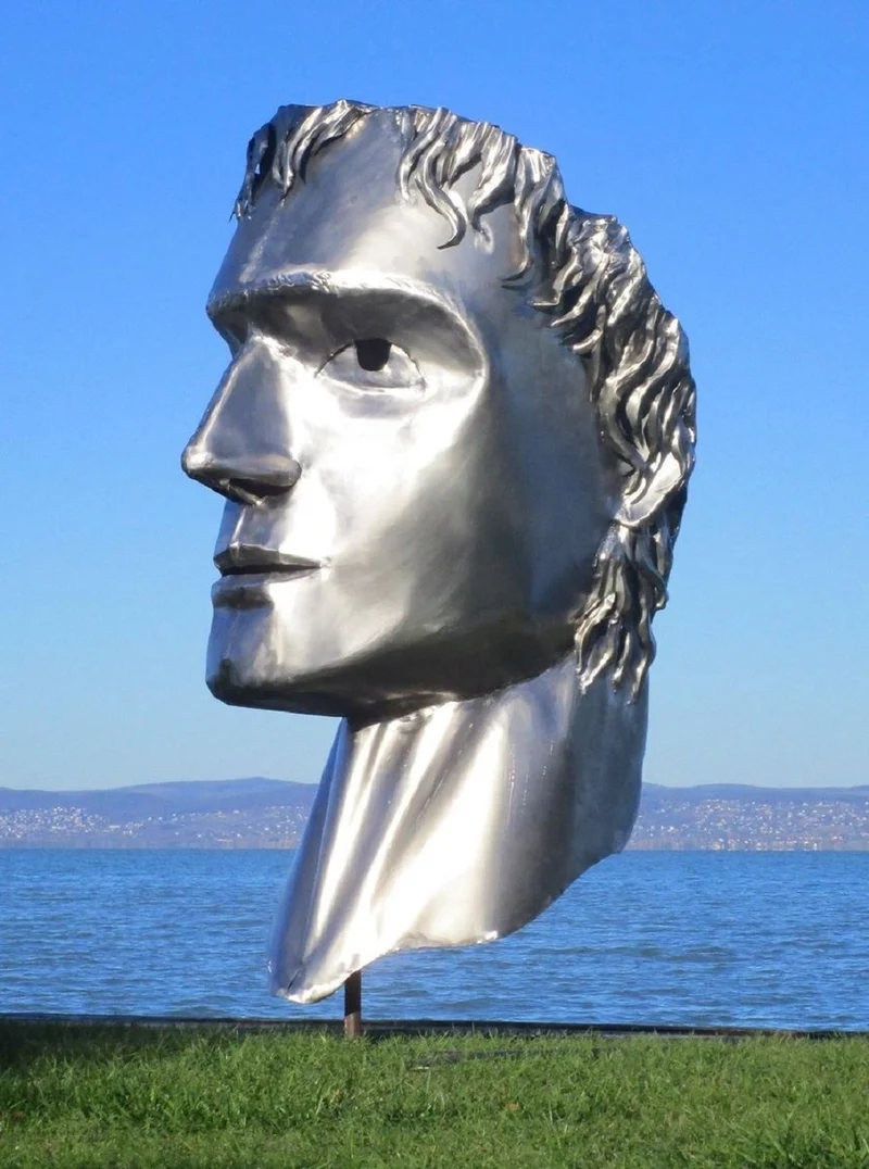 Casa Padrino XXL Edelstahl Garten Deko Skulptur Kopf Silber H. 213 cm