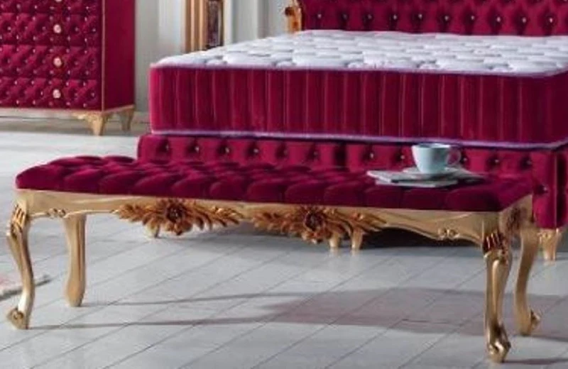 Casa Padrino Barock Sitzbank Bordeauxrot / Gold - Gepolsterte Massivholz Bank mit edlem Samtstoff - Handgefertigte Barock Möbel - Edel & Prunkvoll