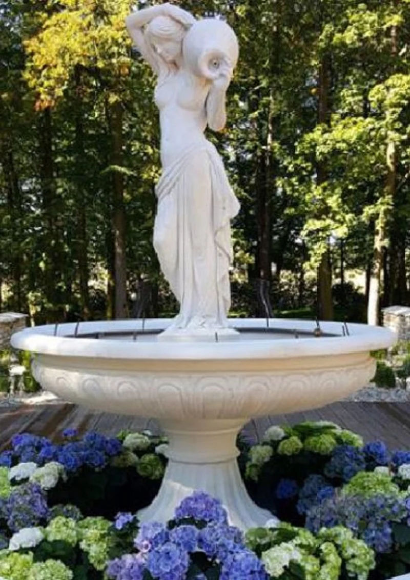 Casa Padrino Barock Springbrunnen Frau mit Krug Weiß Ø 150 x H. 235 cm - Prunkvoller Gartenbrunnen im Barockstil - Runder Gartendeko Stein Brunnen - Barock Garten Deko Accessoires