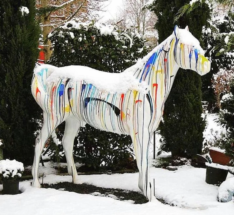 Casa Padrino XXL Garten Deko Skulptur Pferd Weiß / Bunt 245 x H. 200 cm