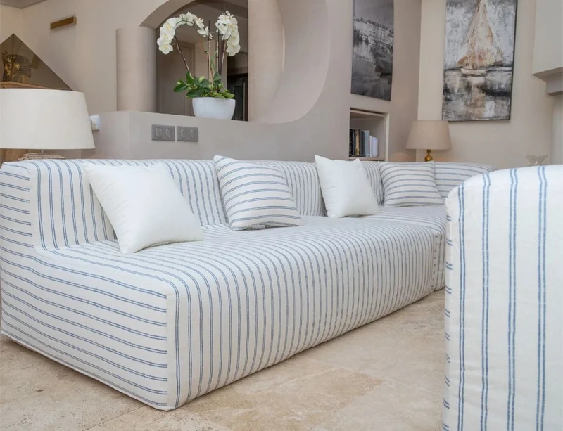 Casa Padrino Luxus Wohnzimmer Sofa mit Streifen Weiß / Blau 450 cm