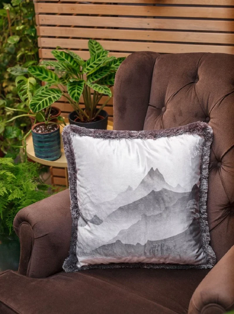 Casa Padrino Luxus Deko Kissen Gebirge mit See Grau 45 x 45 cm - Bedrucktes Samt Kissen mit Fransen - Wohnzimmer Deko Accessoires