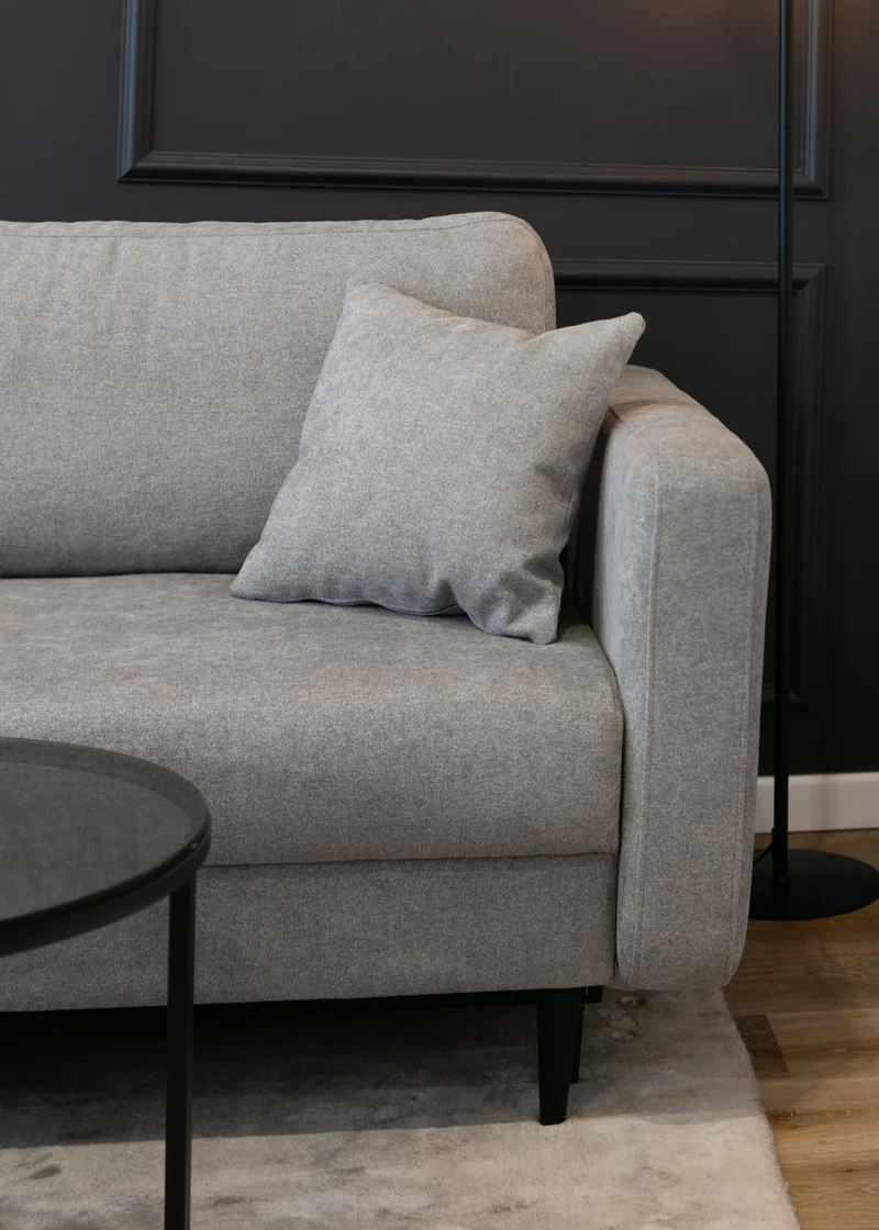 Ausziehbares Dreisitzer-Sofa Valico in Grau aus pflegeleichtem Chenille-Stoff, schwarze Beine