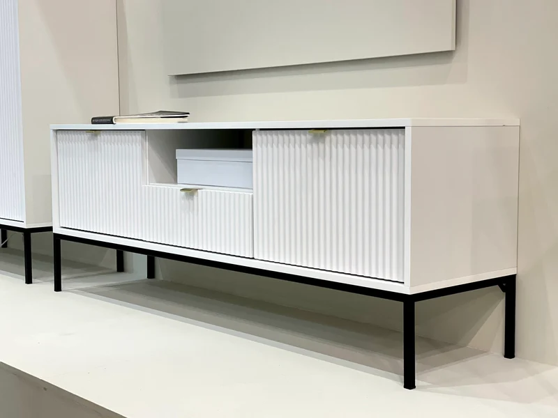 TV-Schrank Vellore 154 cm weiß mit geriffelten Fronten und goldenen Griffen