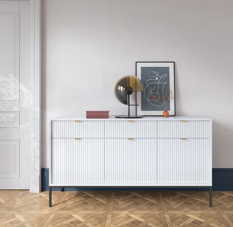 Drehtür-Kommode Vellore 154 cm weiß mit gerillten Fronten und goldenen Griffen