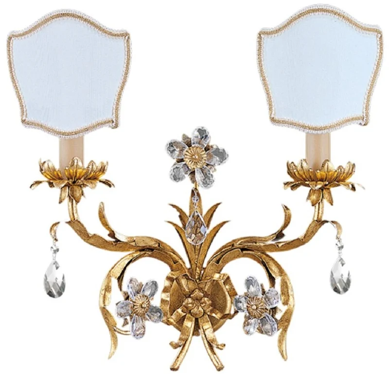 Casa Padrino Luxus Barock Kristall Doppel Wandleuchte Gold mit Patina / Weiß 36 x 18 x H. 39 cm - Elegante Metall Wandlampe mit Lampenschirmen - Barock Leuchten - Luxus Qualität - Made in Italy