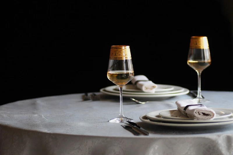 Casa Padrino Luxus Barock Weißweinglas 6er Set Gold Ø 8 x H. 21,5 cm - Handgefertigte und handgravierte Weingläser - Hotel & Restaurant Accessoires - Luxus Qualität