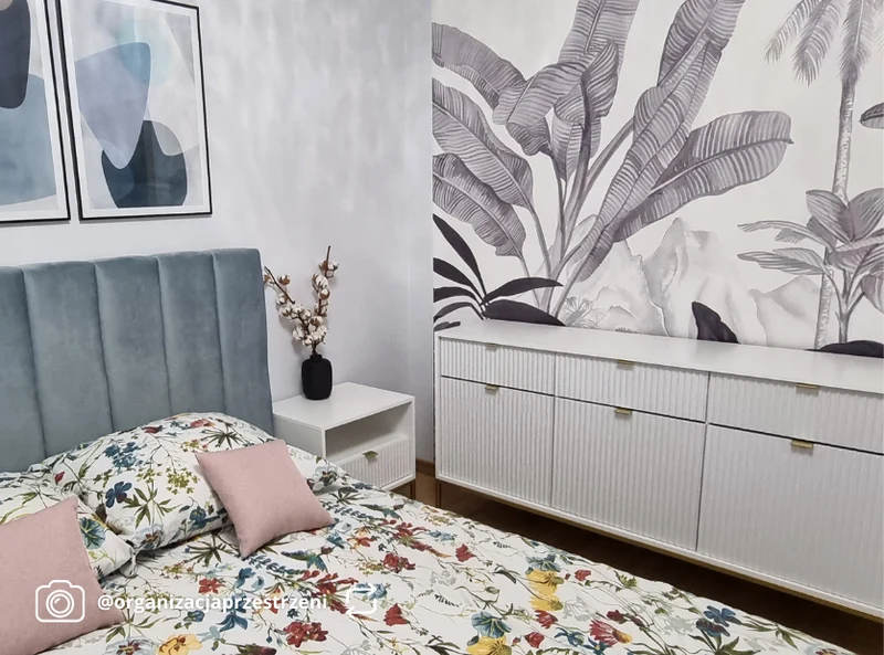 Nachttisch Vellore 54 cm weiß mit geriffelter Front und goldenem Gestell
