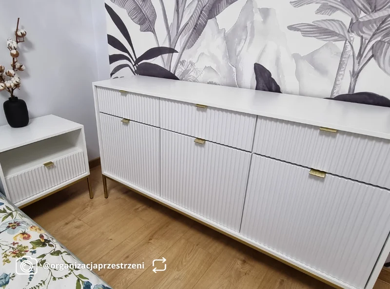 Nachttisch Vellore 54 cm weiß mit geriffelter Front und goldenem Gestell