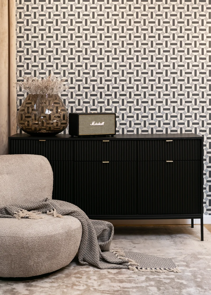 Drehtür-Kommode Vellore 154 cm schwarz mit geriffelten Fronten und goldenen Griffen