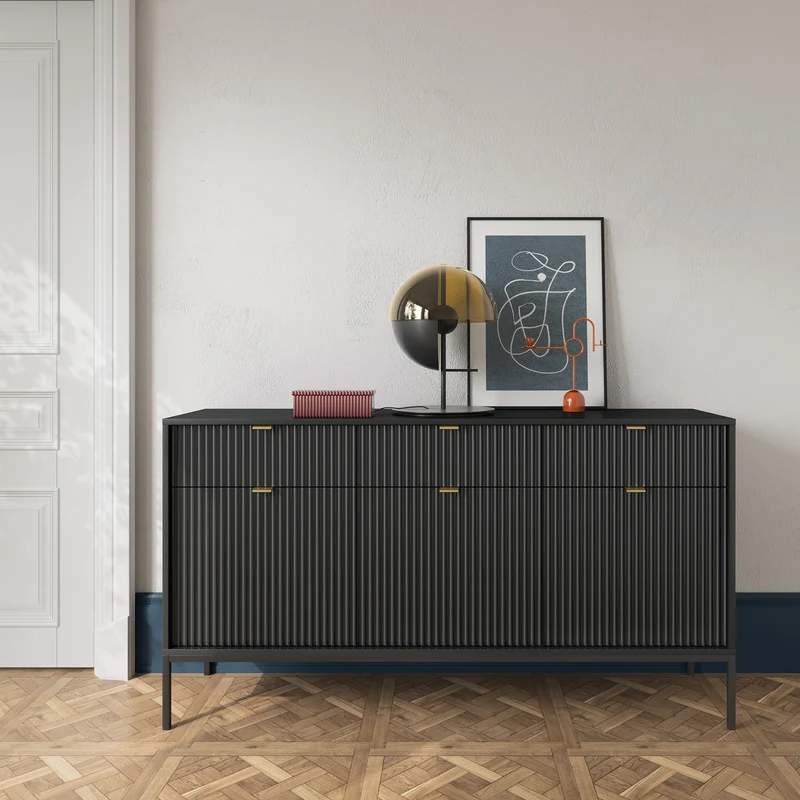 Drehtür-Kommode Vellore 154 cm schwarz mit geriffelten Fronten und goldenen Griffen