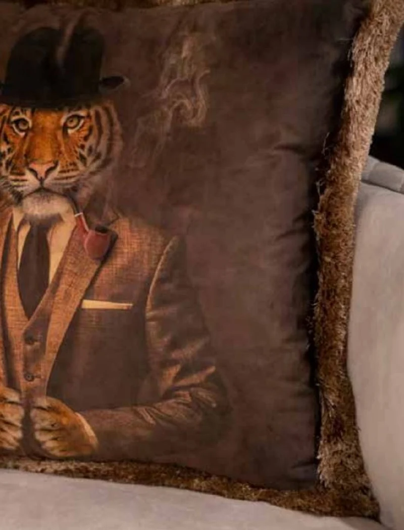 Casa Padrino Luxus Deko Kissen Gentleman Tiger Braun / Mehrfarbig 45 x 45 cm - Bedrucktes Samt Kissen mit Fransen - Luxus Qualität