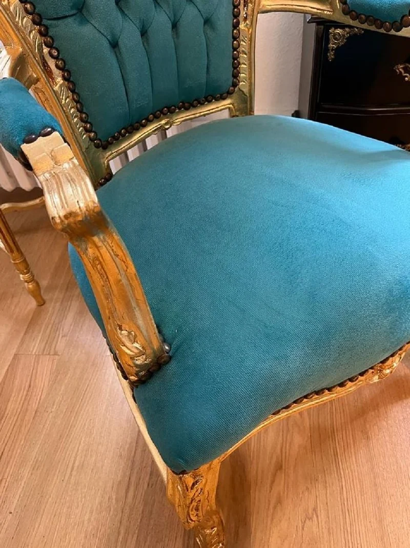 Casa Padrino Barock Esszimmer Stuhl mit Armlehnen Türkis / Gold - Handgefertigter Antik Stil Massivholz Stuhl mit edlem Samtstoff - Esszimmer Möbel im Barockstil - Barock Möbel