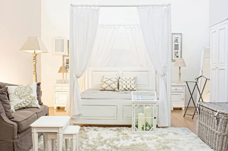 Casa Padrino Landhausstil Doppelbett Antik Weiß 175 x 209 x H. 210 cm - Massivholz Bett mit Baumwoll Vorhängen - Schlafzimmer Möbel im Landhausstil - Landhausstil Möbel