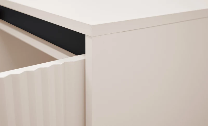 Zweiturige Kommode Osaka mit zwei Schubladen und geriffelten Fronten, 100 cm, sandbeige auf schwarzen Beinen