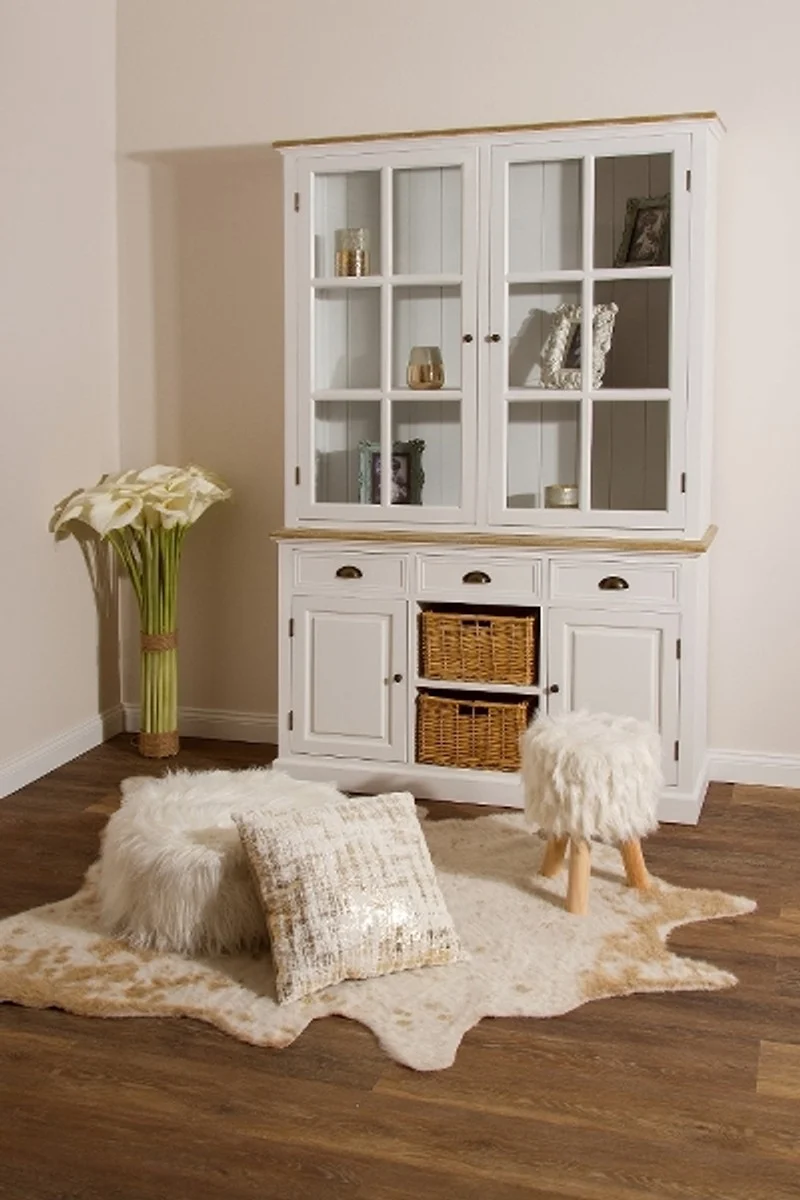 Casa Padrino Landhausstil Schrank Vitrine mit 2 Glastüren, 2 Rattankörben, antik weiß / naturfarben, 123 x 32 x H. 200 cm