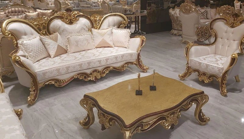 Casa Padrino Luxus Barock Wohnzimmer Set Cremefarben / Braun / Gold - 2 Barock Sofas & 2 Barock Sessel & 1 Barock Couchtisch - Barock Wohnzimmer Möbel