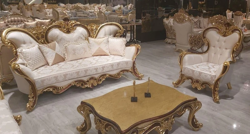 Casa Padrino Luxus Barock Wohnzimmer Set Cremefarben / Braun / Gold - 2 Barock Sofas & 2 Barock Sessel & 1 Barock Couchtisch - Barock Wohnzimmer Möbel