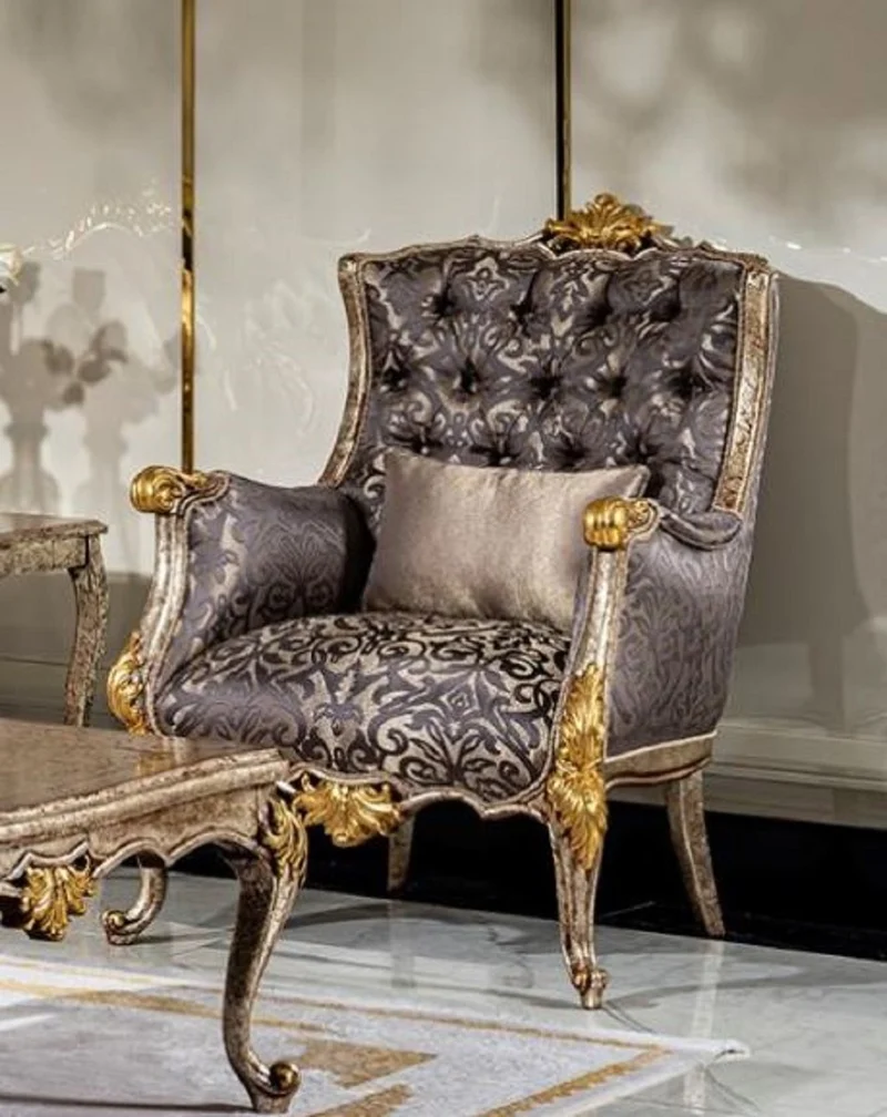 Casa Padrino Luxus Barock Wohnzimmer Sessel Lila / Silber / Antik Silber / Braun / Gold - Handgefertigter Barockstil Sessel mit elegantem Muster und dekorativem Kissen - Barock Wohnzimmer Möbel