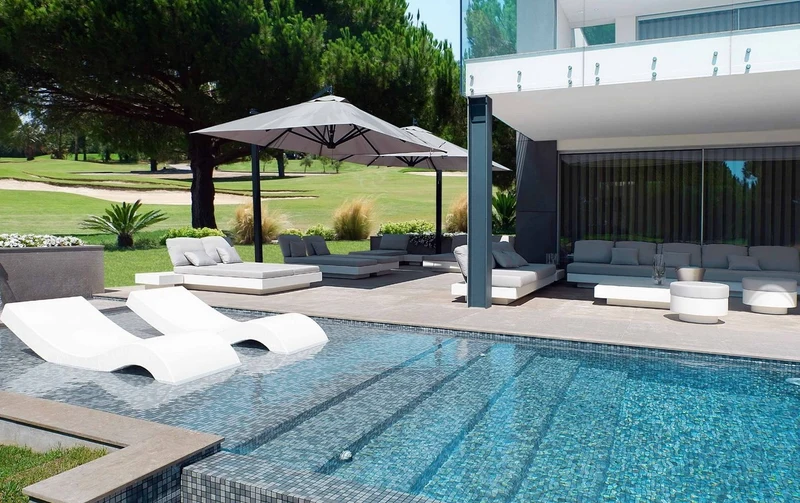 Casa Padrino Luxus 2er Gartensofa Grau / Matt Weiß 140 x 90 x H. 70 cm - Wetterbeständiges Garten Terrassen Sofa - Hotel Möbel - Luxus Qualität
