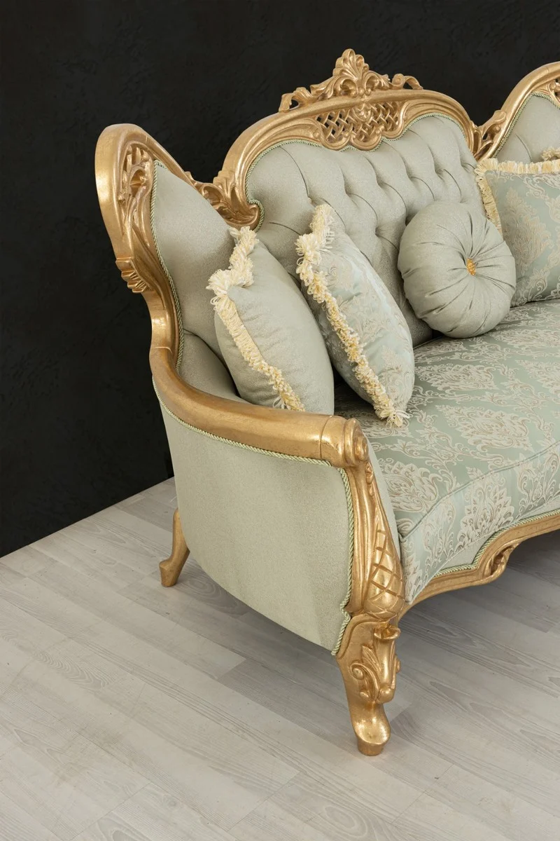 Casa Padrino Luxus Barock Wohnzimmer Set Hellgrün / Gold - 2 Sofas & 2 Sessel & 1 Couchtisch - Handgefertigte Barock Wohnzimmer Möbel - Edel & Prunkvoll